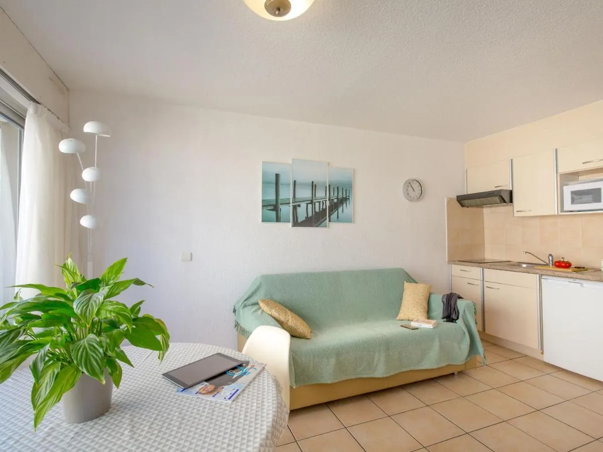 Appartement Climatise Avec Terrasse, A 50M De La Plage Et Proche Commerces, Gare Et Centre-Ville. - Fr-1-466A-9 Saint-Raphael  Apartment